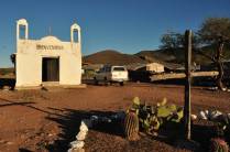 A pequena igreja no pueblo da Sierra de San Francisco, no deserto Vizcaino, na Baja California - México